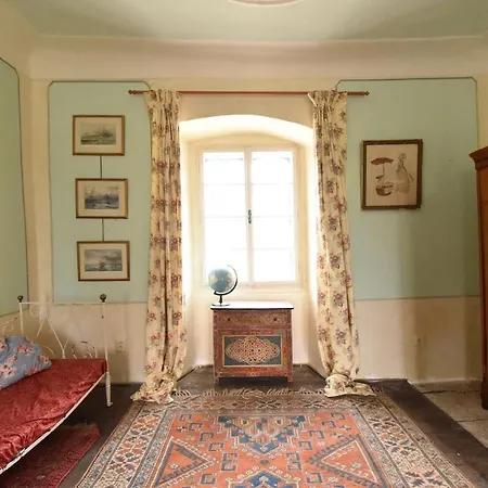 At Chateau Lejlighed *
